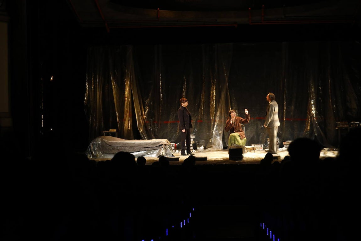 &#039;El hombre almohada&#039;, en el Gran Teatro de Córdoba, en imágenes