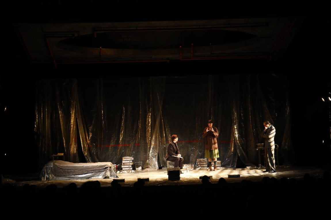 &#039;El hombre almohada&#039;, en el Gran Teatro de Córdoba, en imágenes