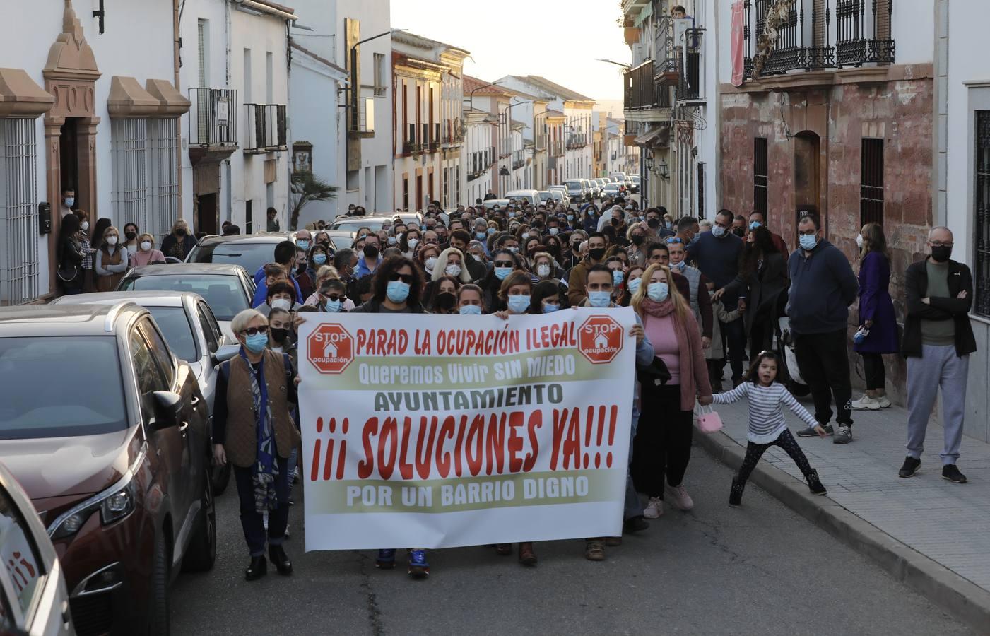 La manifestación en Pedro Abad contra los okupas, en imágenes