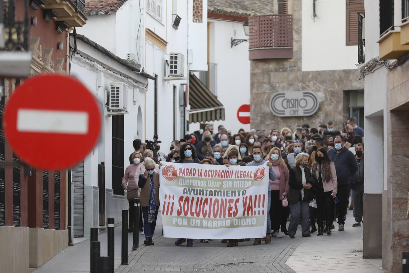 La manifestación en Pedro Abad contra los okupas, en imágenes