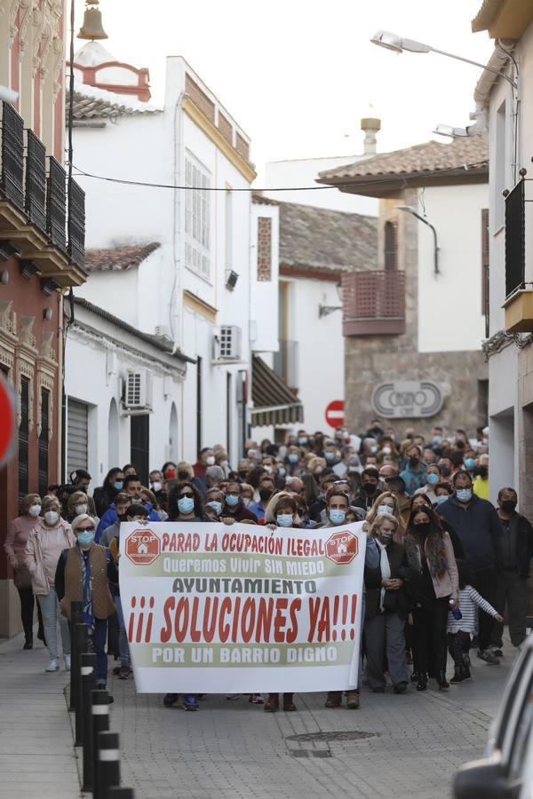 La manifestación en Pedro Abad contra los okupas, en imágenes