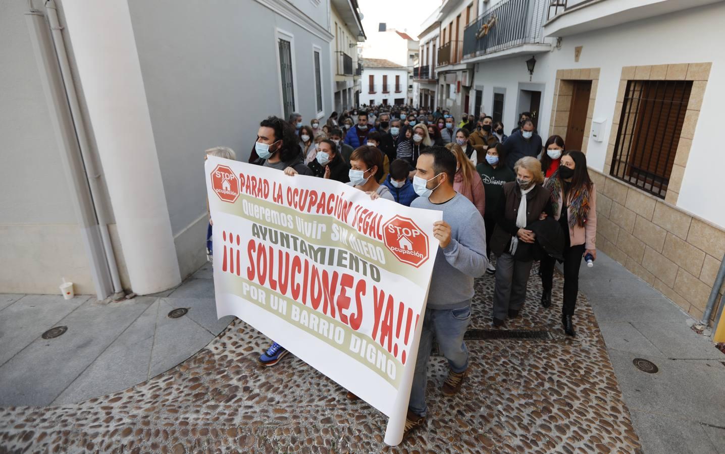 La manifestación en Pedro Abad contra los okupas, en imágenes