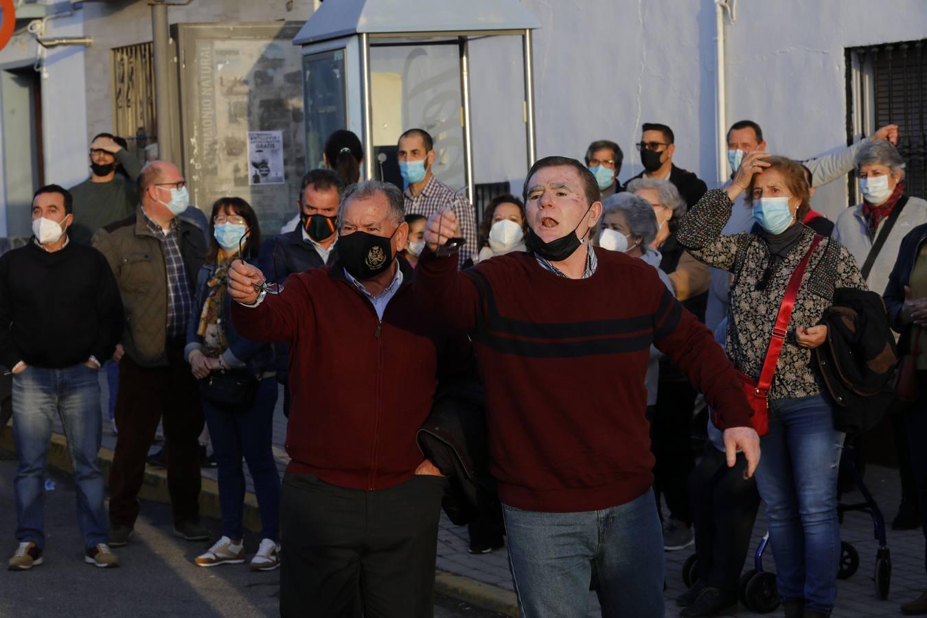 La manifestación en Pedro Abad contra los okupas, en imágenes