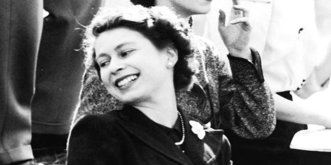 Su primera institutriz destacó en un libro el cariño de la entonces princesa por los caballos y los perros, así como su actitud seria y responsable desde pequeña. 