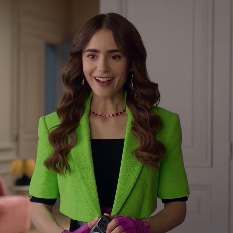 La raya en el medio y las ondas de Emily in Paris. El personaje que interpreta Lily Collins en la serie de Netflix se ha convertido en todo un icono de estilo. Y su look beauty también es uno de los más imitados, desde sus cejas gruesas, hasta su maquillaje, y por supuesto su peinado: pelo largo con ondas y raya en el medio, un clásico para ir perfecta en cualquier ocasión.