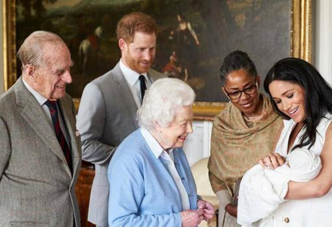 Isabel tiene ocho nietos y doce bisnietos. En la foto, junto a su marido, su nieto Enrique y su esposa Meghan Markle, la madre de esta y el primer hijo de los entonces duques de Sussex, Archie. La crisis que acompañó al matrimonio entre Enrique y Meghan terminó con su salida de la Familia Real. 