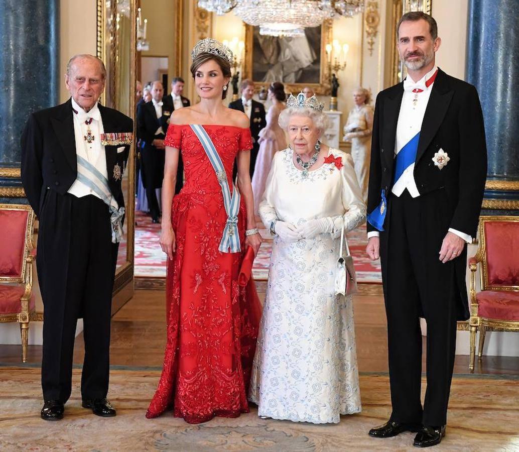 Isabel, su esposo y los Reyes de España en 2017. Felipe VI la llama cariñosamente «tía Lilibet», en referencia a su antepasado común, la Reina Victoria. 