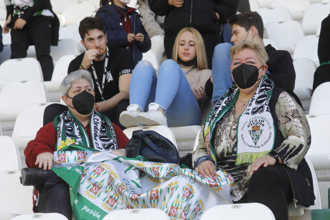 El excelente ambiente en la grada en el Córdoba CF - CD Coria, en imágenes