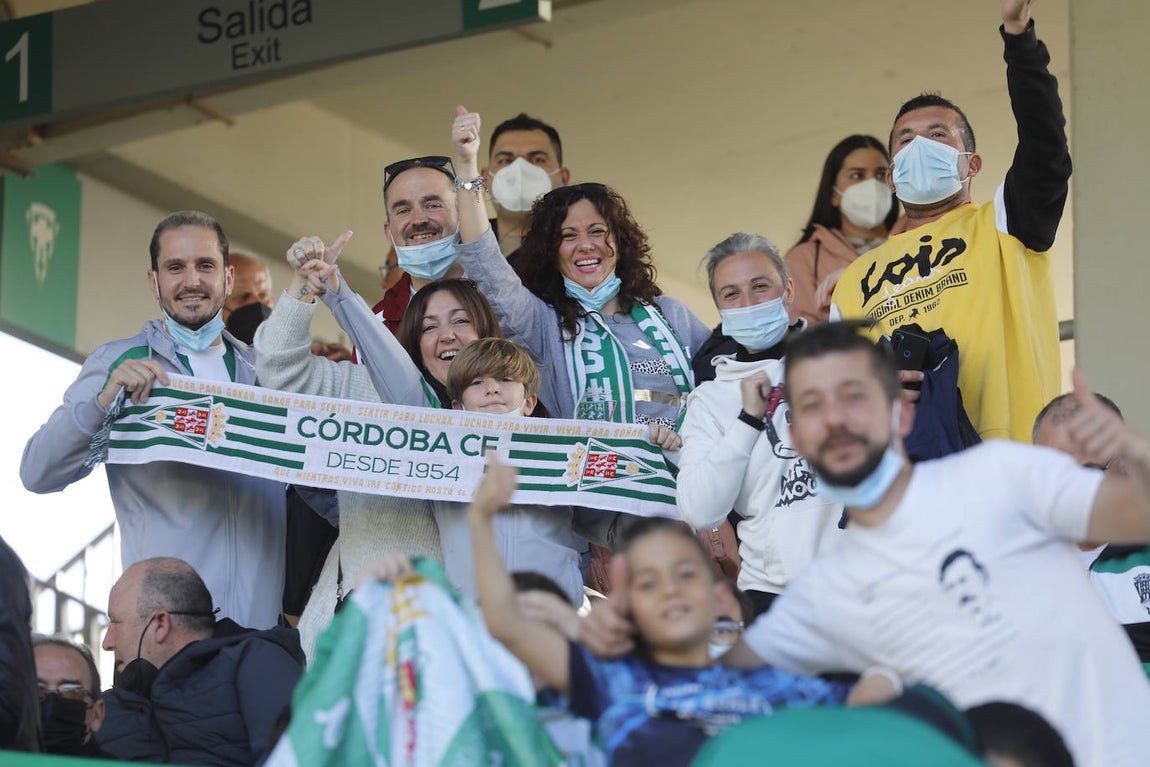 El excelente ambiente en la grada en el Córdoba CF - CD Coria, en imágenes
