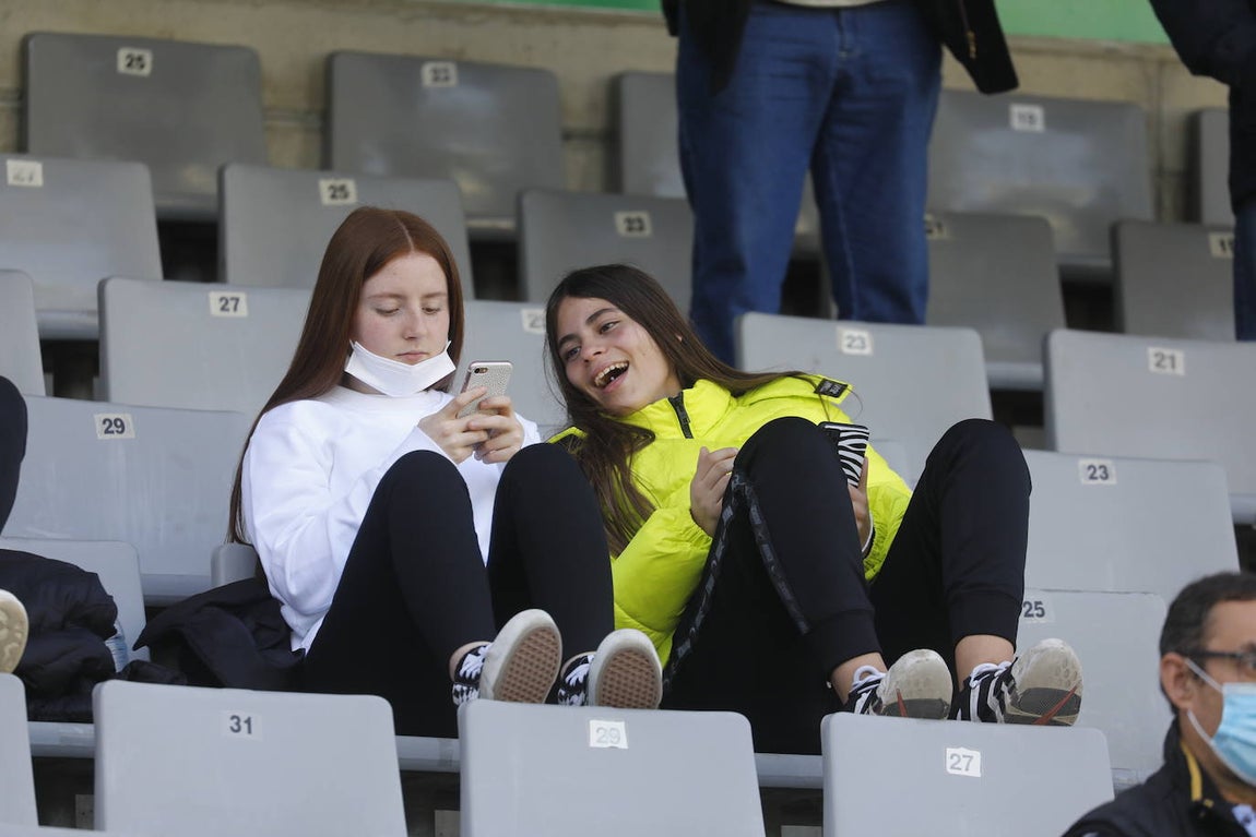 El excelente ambiente en la grada en el Córdoba CF - CD Coria, en imágenes