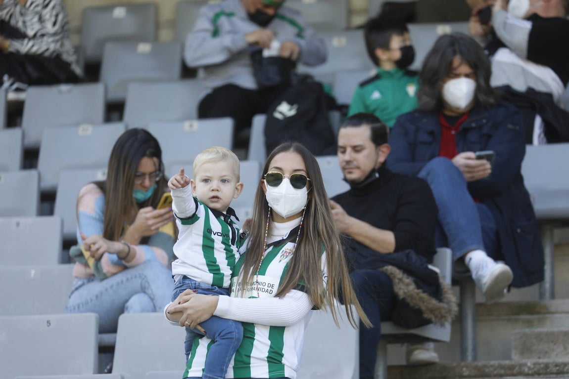 El excelente ambiente en la grada en el Córdoba CF - CD Coria, en imágenes