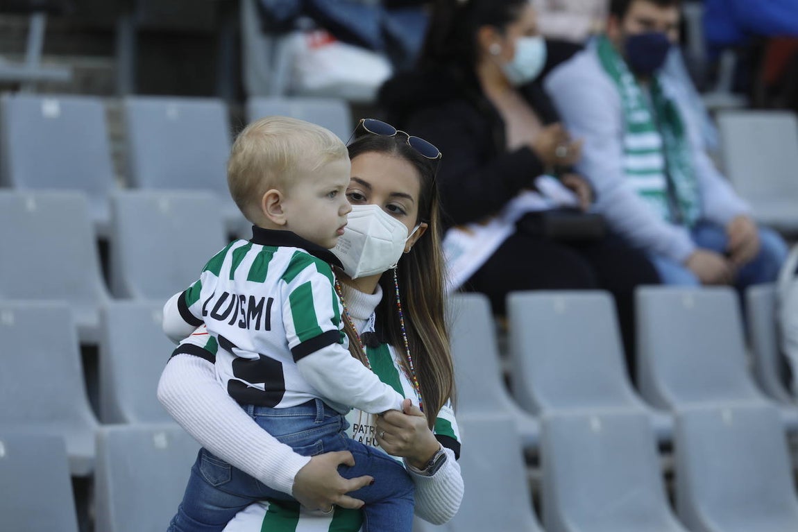 El excelente ambiente en la grada en el Córdoba CF - CD Coria, en imágenes