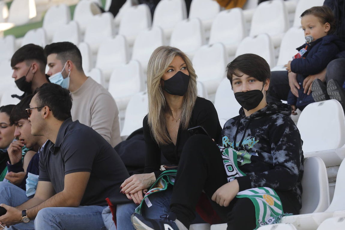 El excelente ambiente en la grada en el Córdoba CF - CD Coria, en imágenes