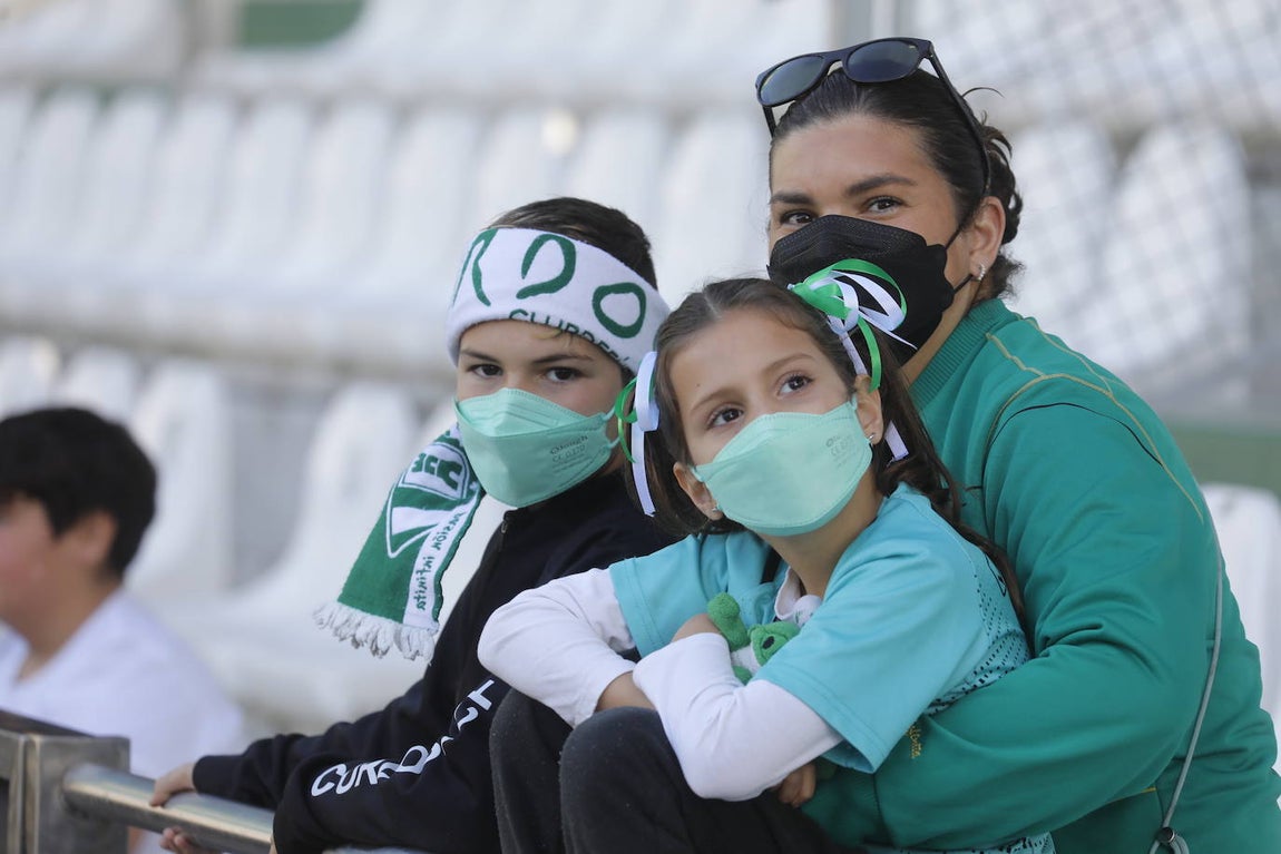 El excelente ambiente en la grada en el Córdoba CF - CD Coria, en imágenes