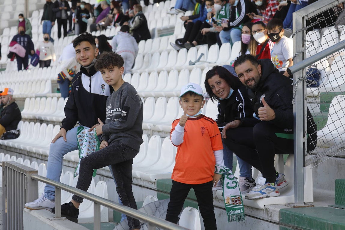 El excelente ambiente en la grada en el Córdoba CF - CD Coria, en imágenes