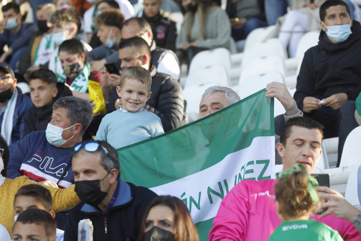 El excelente ambiente en la grada en el Córdoba CF - CD Coria, en imágenes