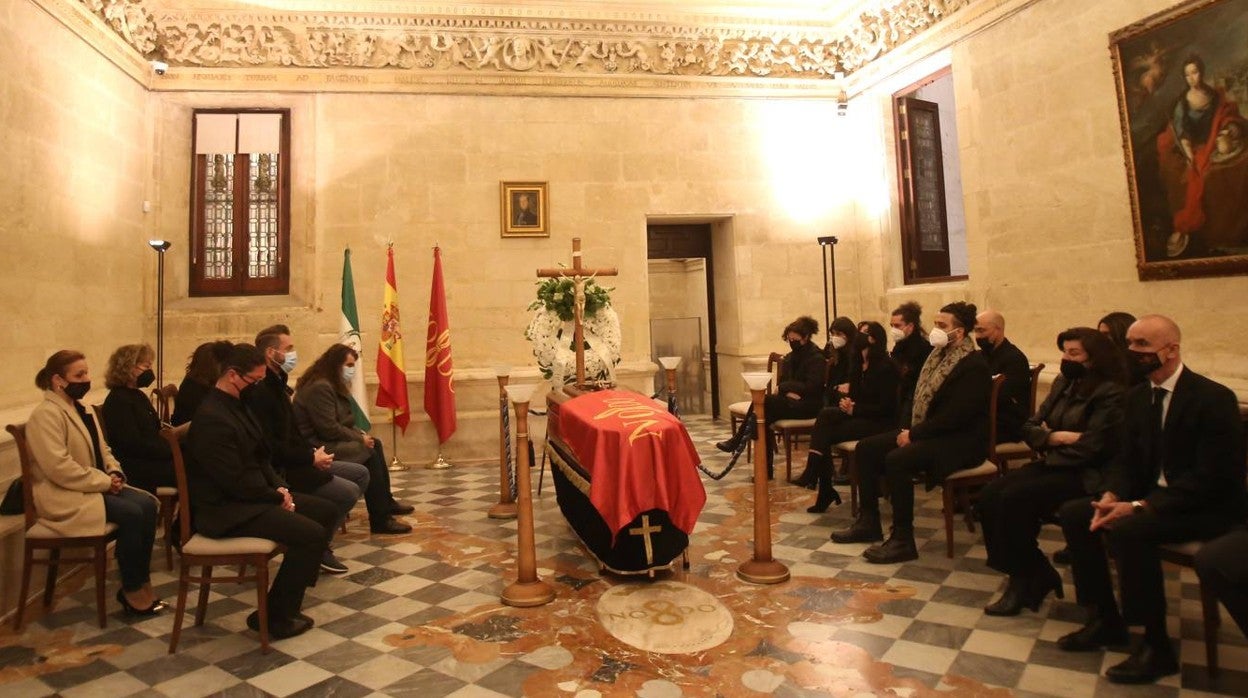 En imágenes, la capilla ardiente de Pascual González en el Ayuntamiento de Sevilla