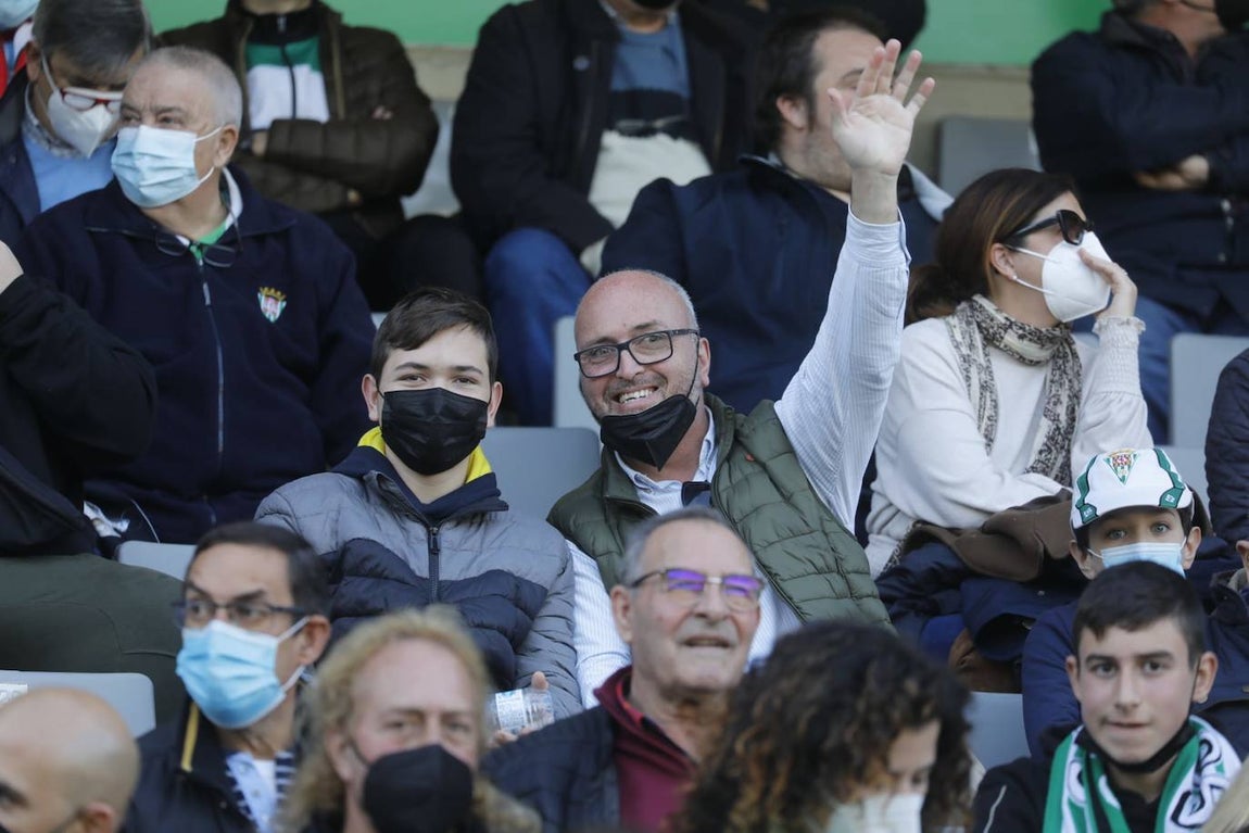 El excelente ambiente en la grada en el Córdoba CF - CD Coria, en imágenes
