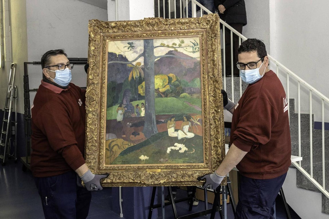 Salida del búnker. Dos trabajadores de Inte Art, una empresa especializada en transportes de obras de arte, son los encargados de realizar el trayecto. Son los mismos que cubrieron la ruta inversa del cuadro, Madrid, Andorra