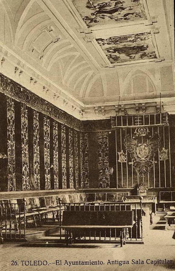 El salón Capitular de la planta alta del Ayuntamiento de Toledo sirvió como sala de vistas del Tribunal de lo Criminal entre 1883-1887. Aspecto de la estancia en una postal de Grafos (ca. 1927). Archivo Municipal de Toledo. 