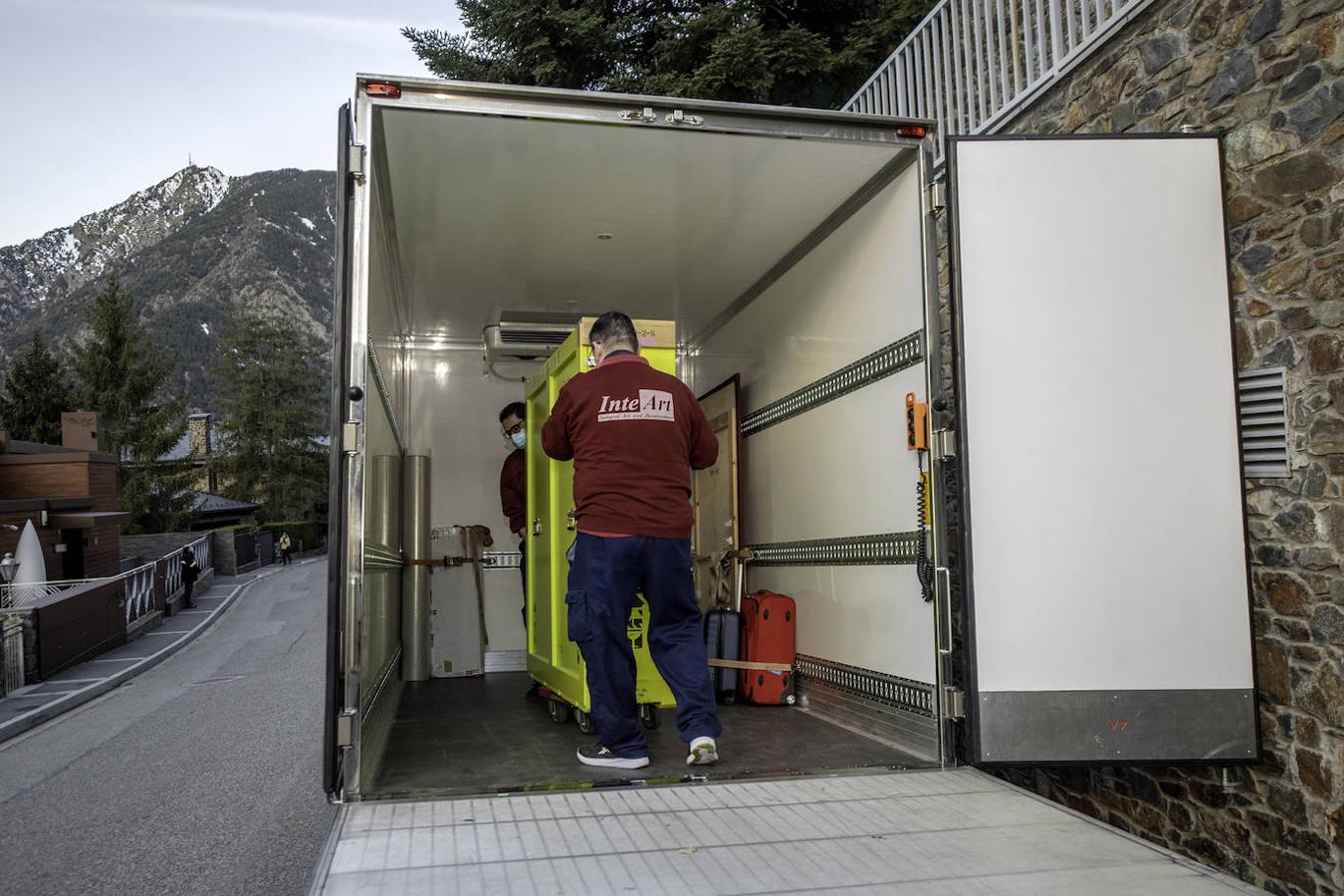 Escolta policial. Siempre sin superar los 90 kilómetros por hora, los dos transportistas se turnan al volante del furgón escoltado que cuenta en su interior con un sistema de control de humedad y temperatura