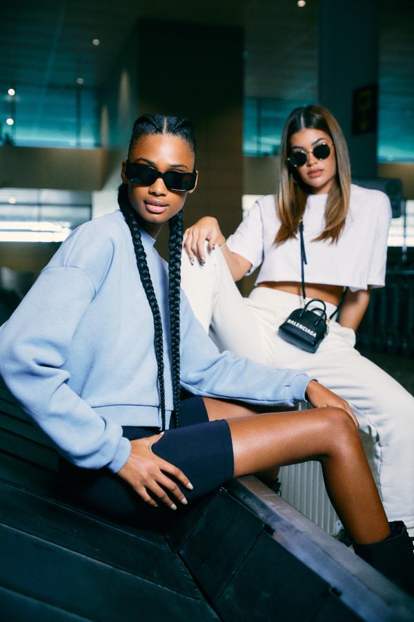 Sudadera Hawkers Apparel. La reconocida firma española de gafas <a href="https://www.hawkersco.com/ropa/" target="_blank">Hawkers</a> lanza su primera colección de moda, una cápsula que han llamado 'Join the jet set' con la que proponen prendas tanto para hombre como mujer con mucha personalidad. Con un estilo athleisure inspirado en la cultura 'jetsetter', se trata de una colección atemporal de 32 prendas que pretenden diluir las barreras de género dentro del mundo de la moda. Sus inconfundibles sudaderas son el regalo perfecto para toda amante de las prendas cómodas y duraderas. Precio: 44,99 euros