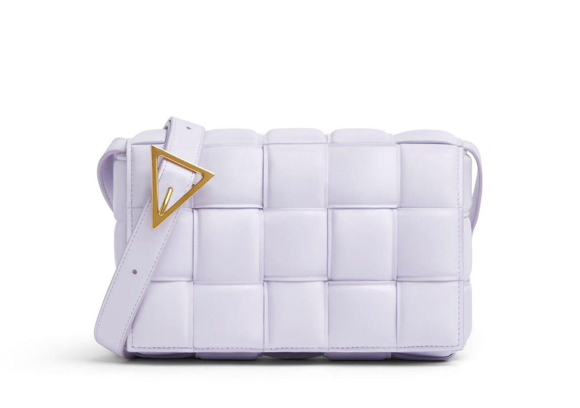 Bolso Padded Cassette de Bottega Veneta. Uno de los últimos informes del buscador de moda Lyst colocaba la marca Bottega Veneta como una de las firmas de moda más buscada del año pasado. Entre sus piezas más reconocidas, sus bolsos se han convertido en todo un éxito de ventas, y el modelo 'Padded Cassette' es una de sus últimas incorporaciones. Realizado en piel, de aspecto acolchado y con un reconocible trenzado, inspirándose en la tapicería de los coches de los años 70, su hebilla triangular aporta un toque muy exclusivo con distintas posibilidades de llevarlo desde en el hombro, cruzado o en la mano. Precio: 2700 euros