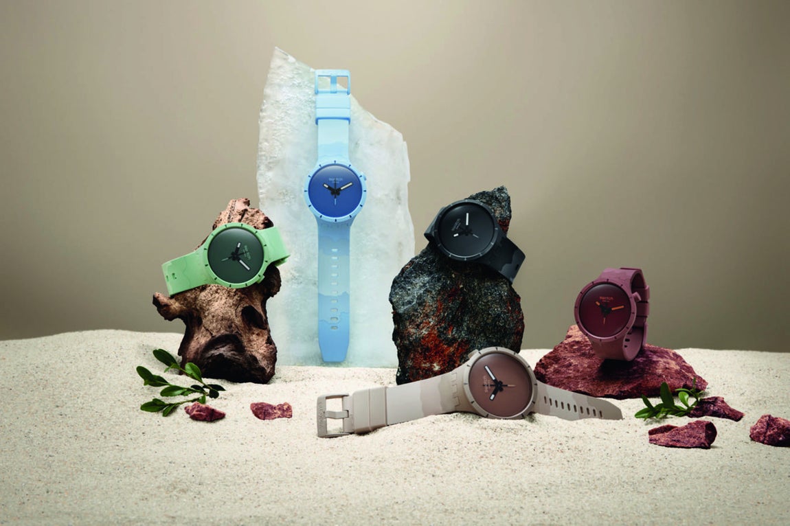 Relojes 'Colors of Nature' de Swatch. En el tiempo que vivimos la naturaleza vuelve a cobrar más sentido que nunca, disfrutar al aire libre y volver a conectar con nosotros mismos se convierte en un gran lujo. Los conocidos relojes de Swatch lanzan 'Colors of nature' una nueva colección de relojes que invitan a desconectar y vivir lo realmente importante. Cinco modelos con colores que representan un paisaje milenario distinto: intensos basaltos, impresionantes cañones, densos bosques, enormes glaciares y abrasadores desiertos. La caja, el bisel y la corona del BIG BOLD BIOCERAMIC presentan una mezcla única de materiales: dos tercios de cerámica y un tercio de bioplástico derivado del aceite de ricino, un material robusto pero ligero que presenta una gran resistencia a los arañazos, y cuenta además con un acabado de «tacto suave» ideal. Además, la aguja segundera se inspira en una brújula, y el cristal de su esfera está fabricado con material de origen biológico. El regalo perfecto para todo amante de la naturaleza o la excusa perfecta para invitar a reconectar. Precio: 130 euros.