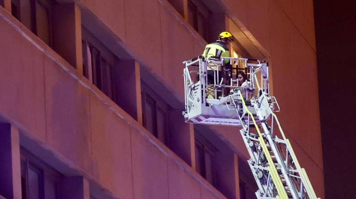 En imágenes, el incendio declarado en el hotel Exe del Estadio de la Cartuja de Sevilla