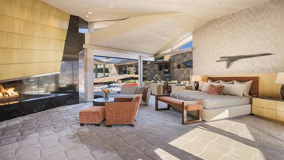 La mansión más excéntrica de Palm Desert de 42 millones. La suite del propietario recuerda a los mejores resorts del mundo, con vistas panorámicas, sala de estar al aire libre, spa privado (también en el exterior), chimenea, baños dobles y vestidores.