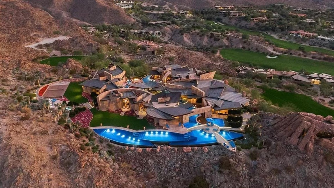 La mansión más excéntrica de Palm Desert de 42 millones. Cuando se puede disponer de dinero ilimitado para realizar un proyecto, no es de extrañar que surjan joyas arquitectónicas como esta mansión, que ahora busca dueño por 42 millones. Una propiedad situada en Palm Desert cuyo diseño ha llamado la atención de los magnates de la zona para los que no es un impedimento pagar una cantidad tan alta de dinero.