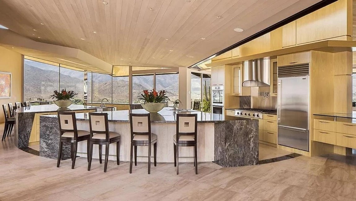 La mansión más excéntrica de Palm Desert de 42 millones. La cocina principal además de ser de gran tamaño, posee un diseño tan sofisticado que hace que se confunda con el salón. Incluye dos grandes islas centrales y un gran ventanal con vistas panorámicas.