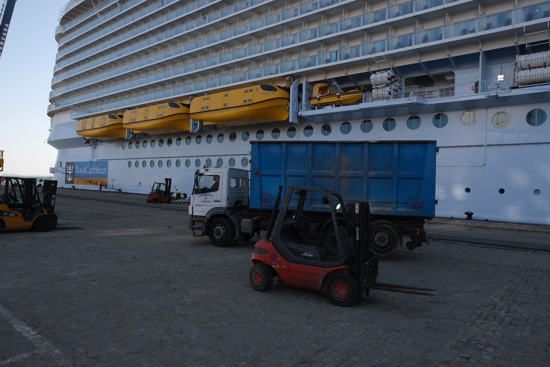 Espectaculares imágenes del crucero &#039;Wonder of the seas&#039; en Cádiz, el más grande del mundo