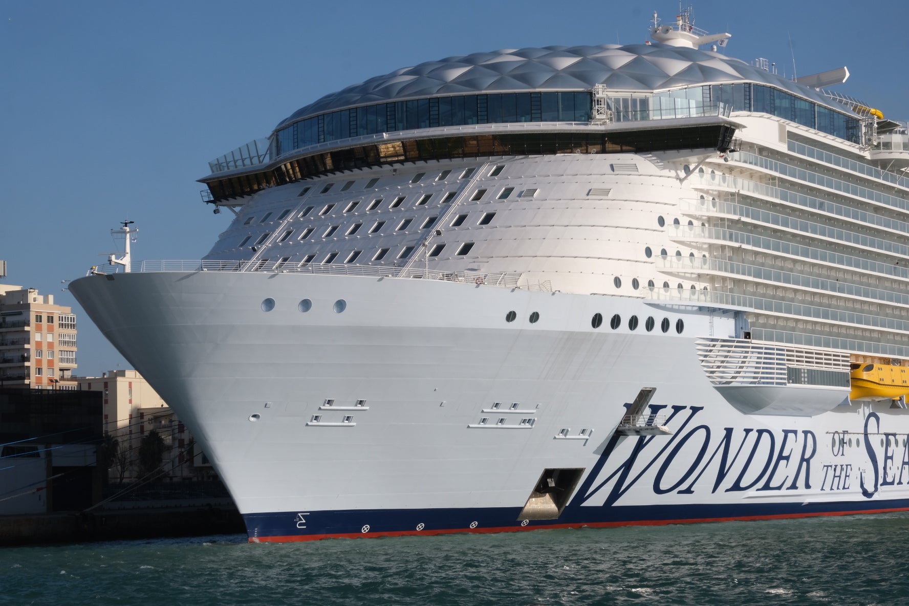 Espectaculares imágenes del crucero &#039;Wonder of the seas&#039; en Cádiz, el más grande del mundo