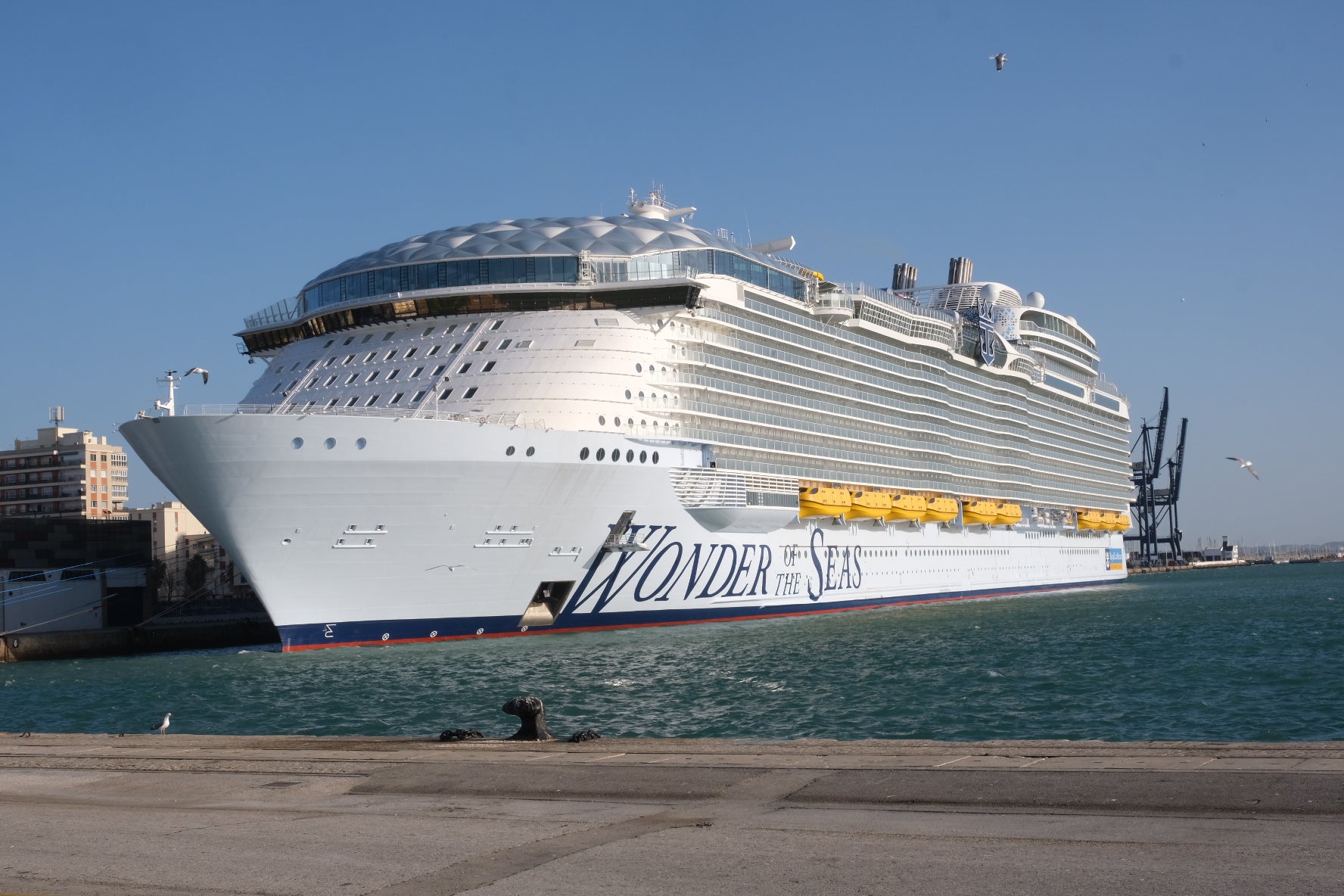 Espectaculares imágenes del crucero &#039;Wonder of the seas&#039; en Cádiz, el más grande del mundo