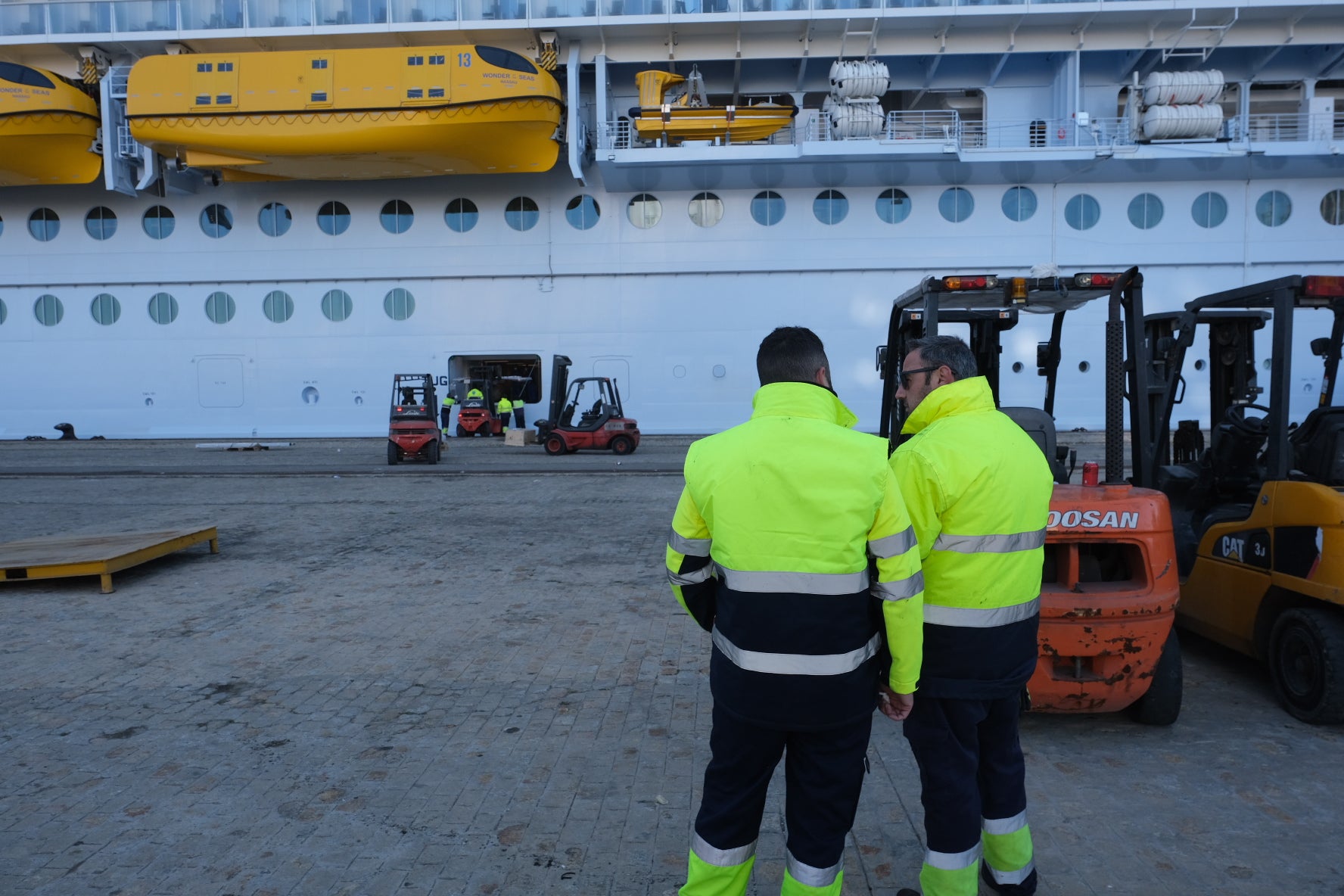 Espectaculares imágenes del crucero &#039;Wonder of the seas&#039; en Cádiz, el más grande del mundo