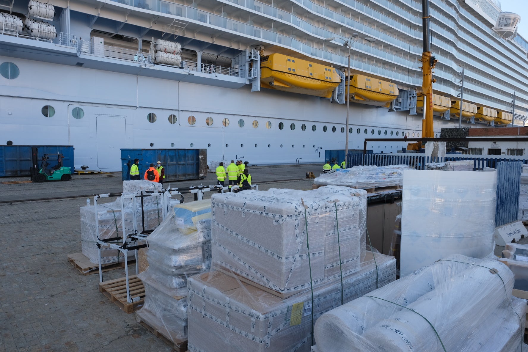 Espectaculares imágenes del crucero &#039;Wonder of the seas&#039; en Cádiz, el más grande del mundo