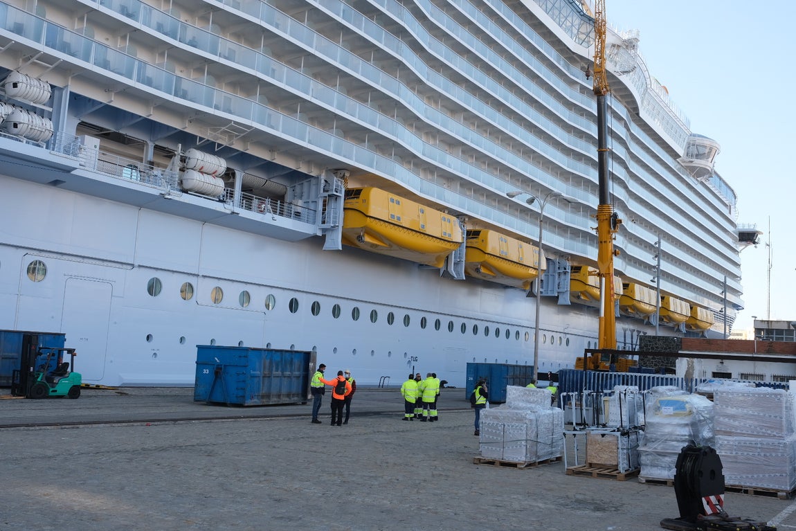 Espectaculares imágenes del crucero &#039;Wonder of the seas&#039; en Cádiz, el más grande del mundo