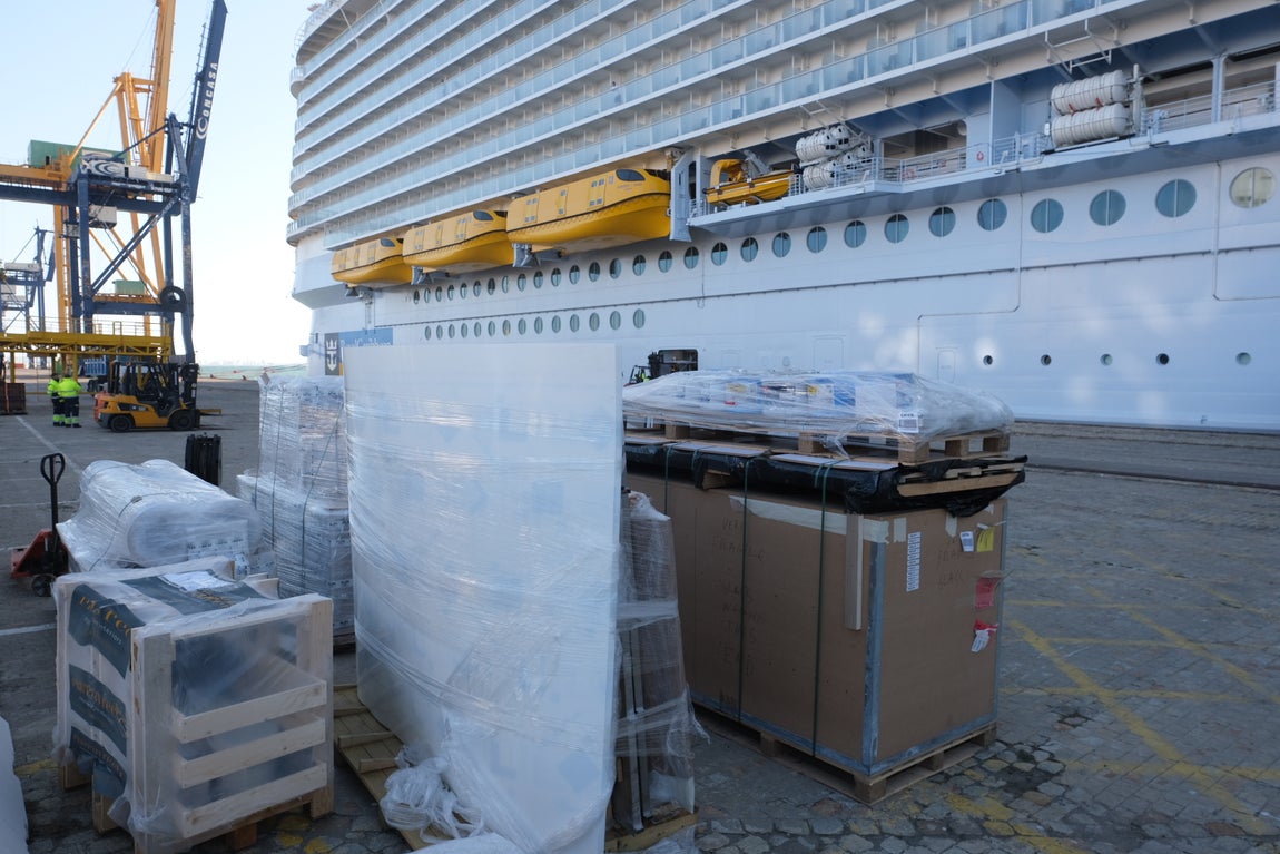 Espectaculares imágenes del crucero &#039;Wonder of the seas&#039; en Cádiz, el más grande del mundo
