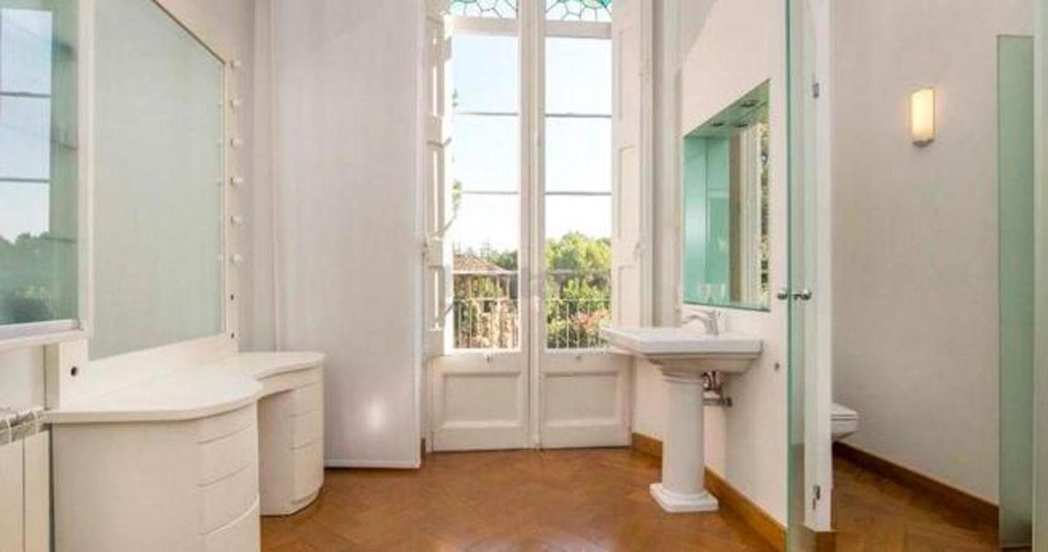 La nueva mansión de Rosalía y Rauw Alejandro en Manresa. Los baños siguen un estilo clásico en tonos neutros en donde no faltan los tocadores, grandes espejos y mobiliario de estilo vintage.