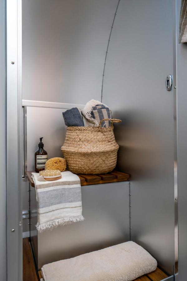 El remolque de 231.000 euros tan lujoso como un hotel. El espacio de la ducha se encuentra separado del aseo, ambos con acabados metalizados futuristas a la par que elegantes.