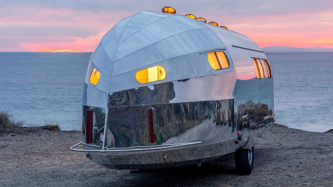 El remolque de 231.000 euros tan lujoso como un hotel. Tal y como explican en su web, «Terra Firma te envuelve en una increíble sensación de bienestar al crear una experiencia elemental y totalmente inmersiva». Como si de una funda blindada se tratase, aseguran que protege de cualquier cosa que pueda ‘perturbar’ del mundo exterior.