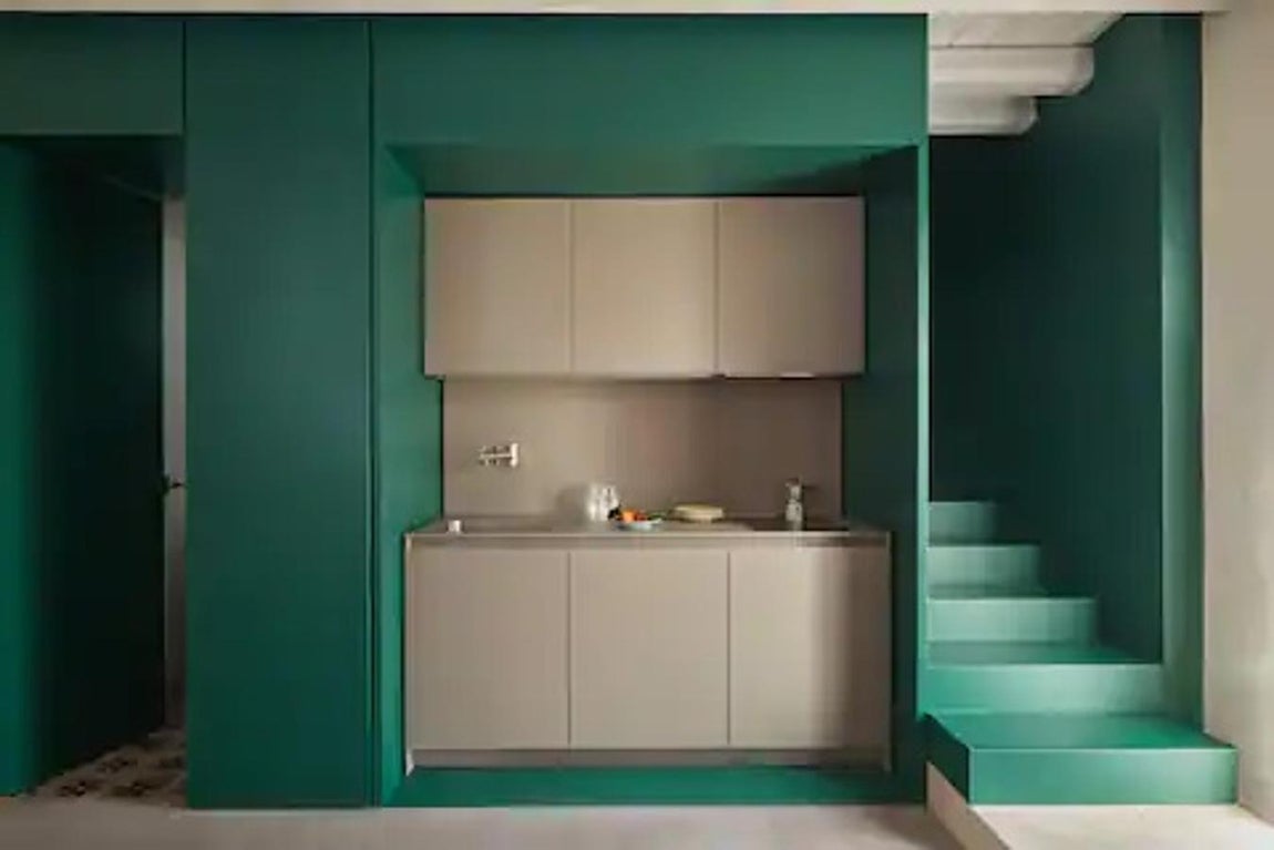 La casa de diseño que Airbnb ofrece gratis durante un año. En cuanto a la vivienda, ha sido reformada por el estudio de arquitectura siciliano, Studio Didea, que ha tomado la estructura original como referencia dotándolo de un toque vanguardista en el que no han faltado las pinceladas de color que, tal y como explican, se inspiran en los colores predominantes en la localidad.