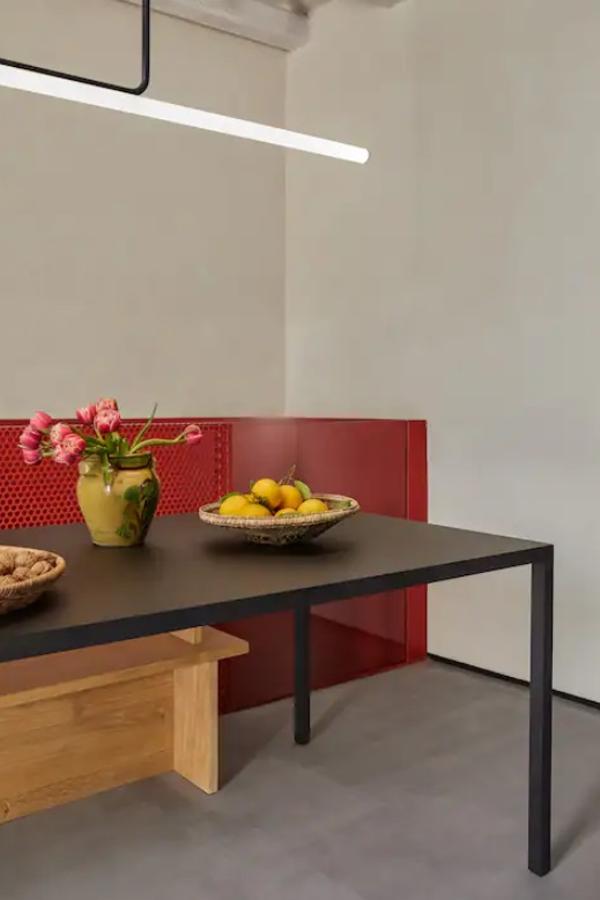 La casa de diseño que Airbnb ofrece gratis durante un año. Está ubicada en el centro del pueblo y el espacio se divide en tres plantas entre las que hay seis estancias.