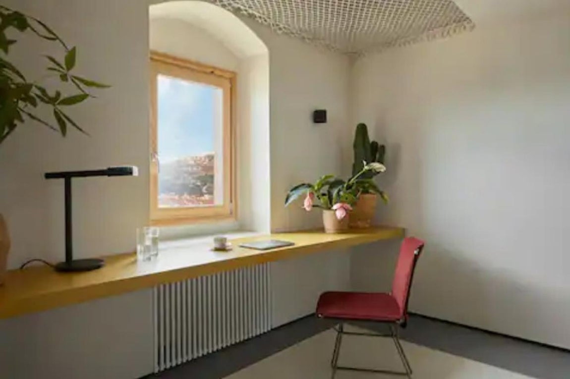 La casa de diseño que Airbnb ofrece gratis durante un año. El primer piso cuenta con un salón, una cocina, un espacio de trabajo, un cuarto de baño y un dormitorio en un altillo, con una cama extragrande.
