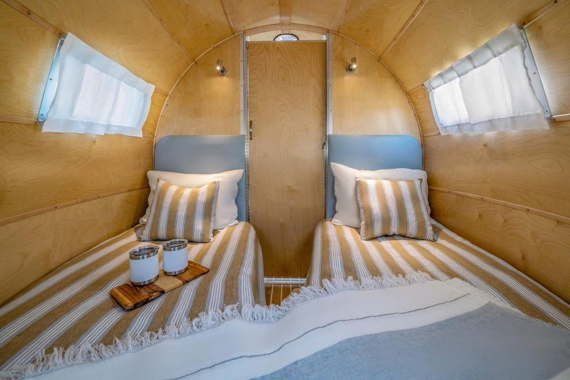 El remolque de 231.000 euros tan lujoso como un hotel. Dicho camarote posee una puerta que lo separa del reso de estancias y que le dota de un plus de independencia. No hay duda de que este remolque es una opción muy acertada para los aventureros modernos, los viajeros terrestres y los entusiastas de los campamentos para todas las estaciones.