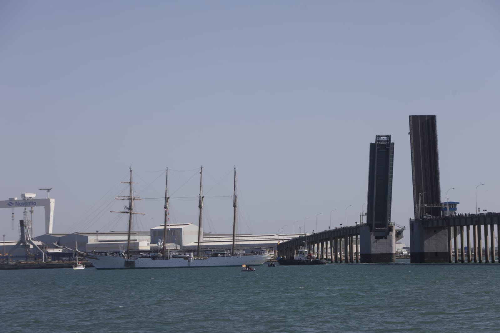 Así ha sido el paso del Juan Sebastián de Elcano por el puente Carranza