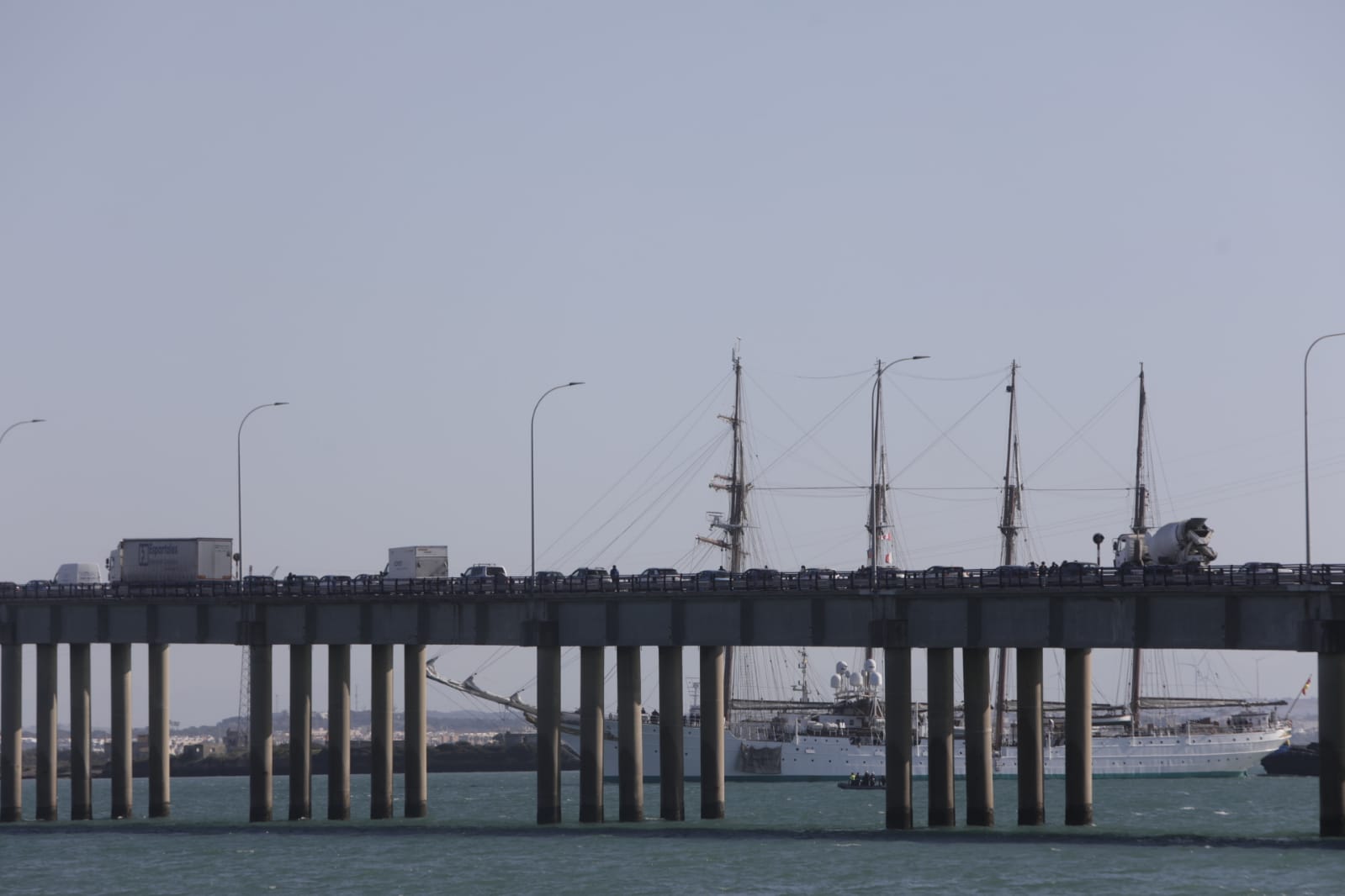 Así ha sido el paso del Juan Sebastián de Elcano por el puente Carranza