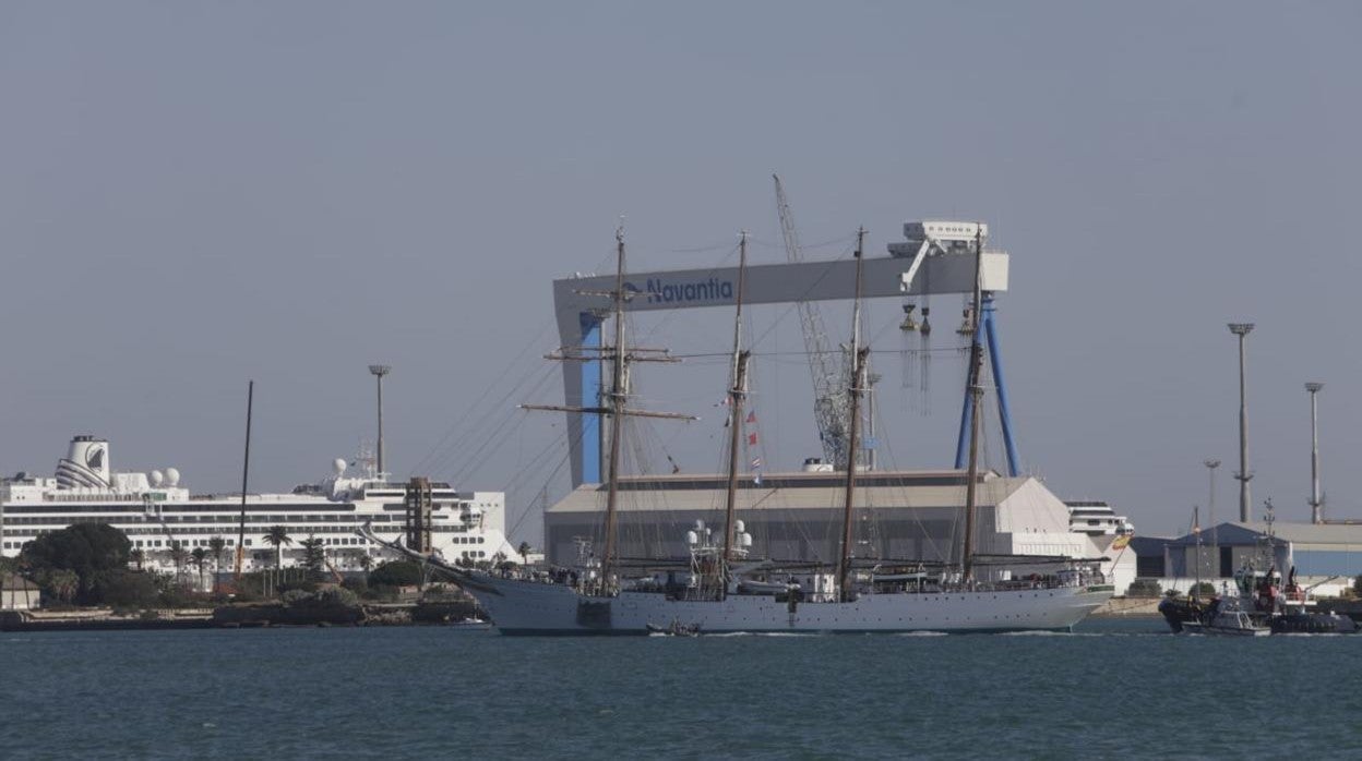 Así ha sido el paso del Juan Sebastián de Elcano por el puente Carranza