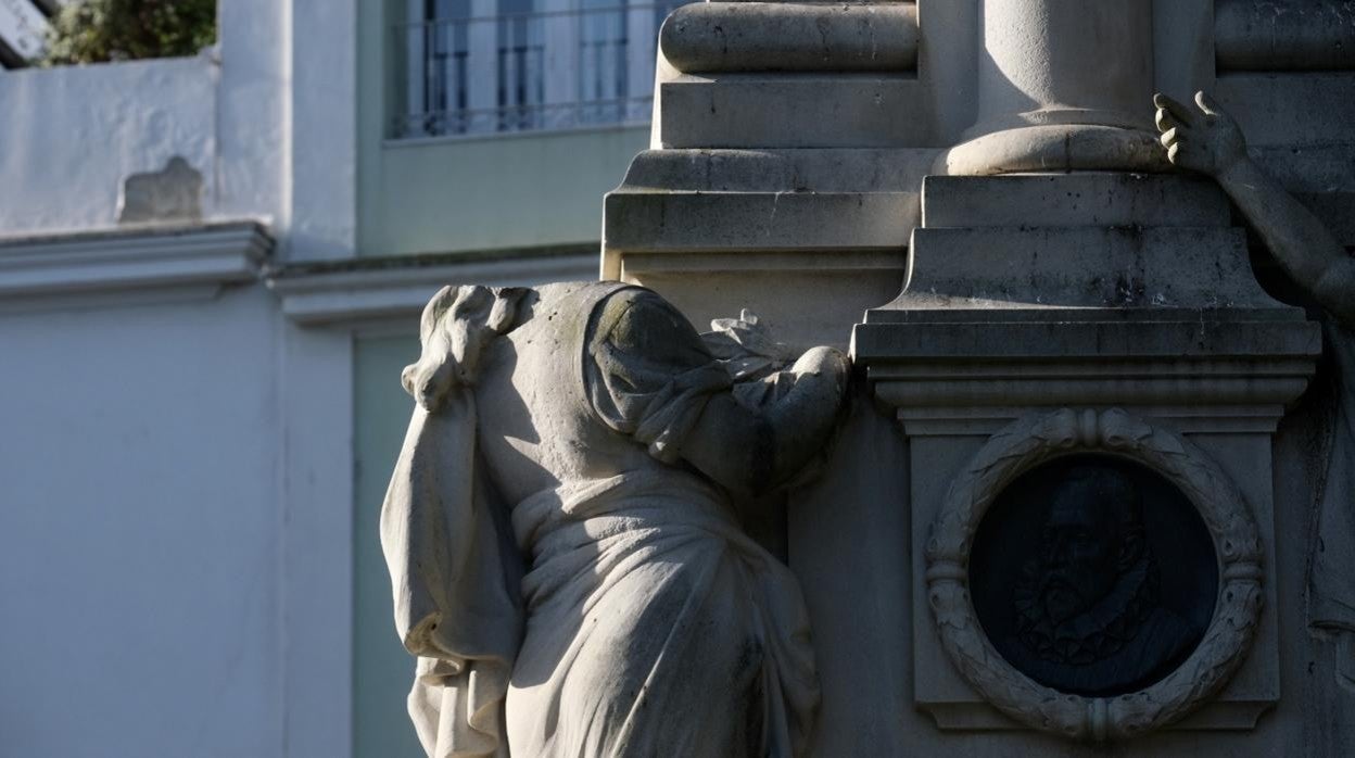 En imágenes: El mal estado de algunos monumentos de Cádiz